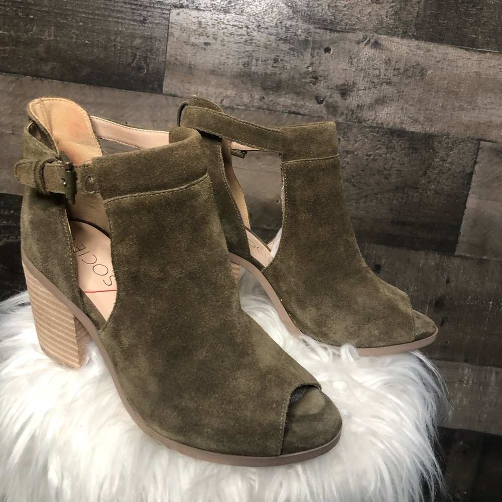 Sole / Society Ferris Peep Toe Bootie in Army